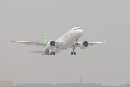 La Chine effectue le vol inaugural du C919, son premier avion de ligne gros 
porteur